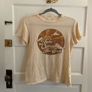 Alter’d State Cream Here Comes The Sun Graphic Tee with Retro Design Size Small